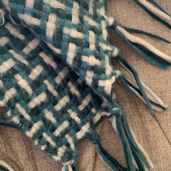 Blue and white weaved blanket - Picture 2 of 6